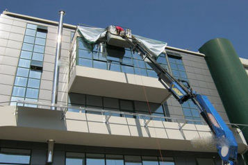 Καλάθι εργασίας μπροστά από τζάμια